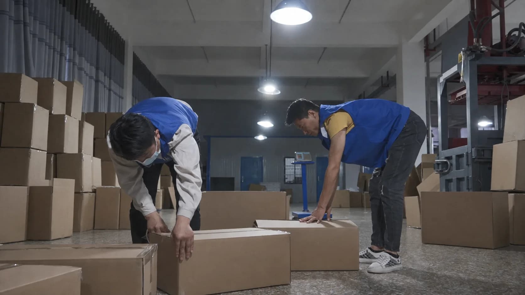 Jacket & Outerwear Manufacturer in China: MOQ and sampling path. Low MOQ outerwear manufacturer programs should confirm fabrics, trims, construction and compliance needs early.