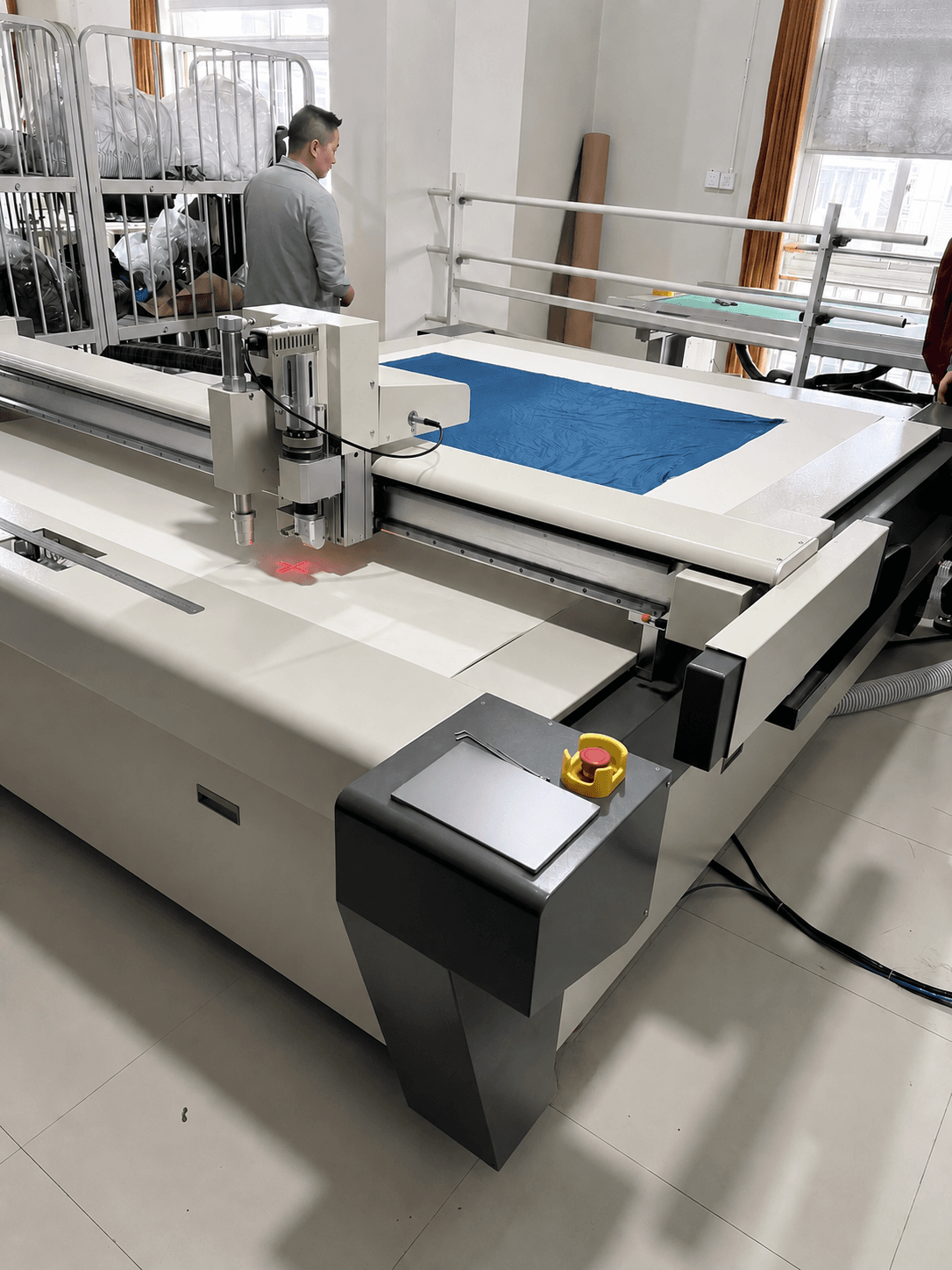 Pattern and cutting for Curved-Piped Raglan Stand-Collar Jacket production